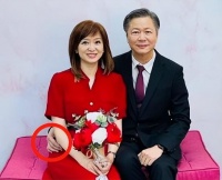 新闻女主播与64岁教授结婚，晒亲密照秀恩爱，女方二婚难掩幸福