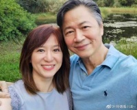 52岁新闻美女主持官宣二婚！嫁64岁名嘴教授，一袭红裙娇羞如少女