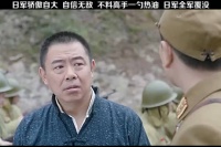 恶霸羞辱军官还笑，下秒军官让他见识，什么叫真正的实力。