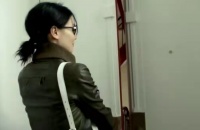 张曼玉巴黎街头骑自行车，朴素打扮似路人，所住公寓掉墙皮好简陋