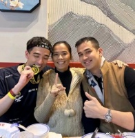 59岁韦唯为儿子获奖聚餐庆祝！面色蜡黄皱纹明显，韦紫明斩获冠军