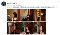 46岁李小冉近照曝光，穿露肩长裙姿态优雅，身材纤瘦皮肤白皙