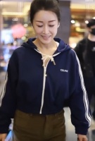 孙悦搀扶摔倒路人！动作迅速一把抱起对方，反复确认伤情十分贴心