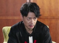 段奕宏日籍妻子罕见现身，陪老公逛名店，眉眼神似甘比富婆范十足