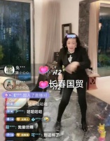 笑喷！张兰直播间模仿大S具俊晔打碟，形神兼备惟妙惟肖