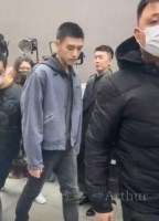 陈飞宇阻止保镖凶围观粉丝 网友：好感度up