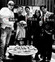 昆凌晒错位全家福，与周杰伦俏皮摆拍，5岁儿子身高快赶上7岁姐姐