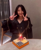 小S许雅钧陪二女儿吃饭，夫妻合影中间却隔着一条距离