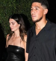 金·卡戴珊在私人飞机上，再开生日派对，多位名模参加，气氛很棒