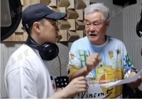 65岁赵本山罕见露面，指导弟子录制歌曲，满头白发精神好
