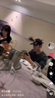 黄晓明带叶珂与好友聚餐！疑似承认女友身份，同桌吃饭刻意疏远