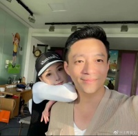 张颖颖晒与汪小菲合照 双臂搭在男方肩上动作亲昵