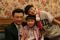 不是一家人不进一家门！刘纯燕和王逸宸母女俩的感情经历如出一辙