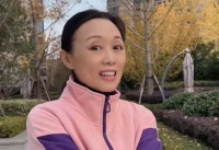 60岁吴琼在大街上热舞，面容精致无皱纹，摇头晃脑状态似少女