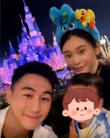 奚梦瑶晒一家三口合影，戴兔耳朵打扮似少女，怀抱儿子画面温馨