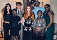 麦当娜晒全家福，4个黑皮肤孩子！女儿身材傲人，64岁天后冻龄