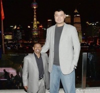 原来在姚明眼里 我们如此渺小！曾志伟似侏儒 卡卡从男神变土鳖