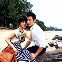 陆毅鲍蕾现身机场，夫妻边走边聊，堪称幸福的一对