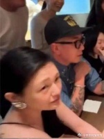 大S具俊晔与周杰伦聚餐，周董晒现场生图，大S身材臃肿脸也垮掉！