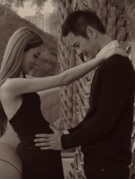 郑嘉颖摸陈凯琳孕肚 发文宣布即将迎来三胎宝宝