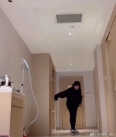 52岁李菁菁房间热舞，身形暴瘦劈叉秀一字马，不受90后前夫影响