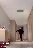 53岁胖美人晒近照！身形消瘦认不出，大秀一字马，扭腰热舞好自信