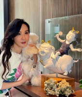 台湾第一美人近况，56岁保养得当超年轻，但五官却越来越像蔡明！