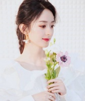 赵丽颖自称是圆脸不适合穿旗袍，被助理强烈要求后，美到倾国倾城