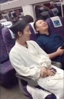 抓到一个下山乘坐高铁的大道姑，长得眉清目秀与邻座男子相谈甚欢