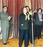 周总理的这张照片太暖了，邓大姐在前面唱歌，他就在后面鼓掌