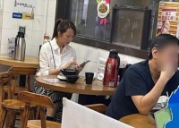 49岁蔡少芬在饭店被偶遇，扎马尾素颜吃面，独自坐在店内刷手机