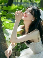 赵露思今日红毯造型，白色抹胸拖地长裙搭配盘发造型美极了……