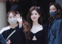 赵露思线下活动被抓拍，没了工作室的精修包装，引起网友热议