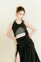 吴谨言红毯造型眉毛奇怪，离开精修没法看？网友建议开除造型师