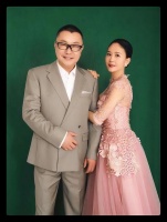 尹相杰带小16岁娇妻聚会，妻子身材出众颜值高，结婚多年感情好