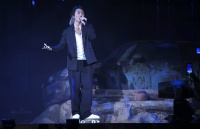 郑伊健演唱会致敬TVB监制，对方遗孀携女儿观看，哭到眼睛红肿