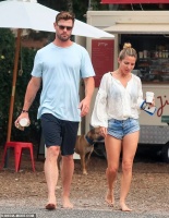 “雷神”和爱妻光脚约会！西班牙女星穿透视小衫，挺拔身姿很惹眼