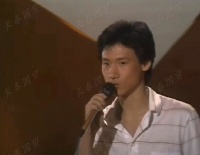 张学友39年前参加选秀旧照曝光，面容清瘦阳光帅气，台上表情紧张