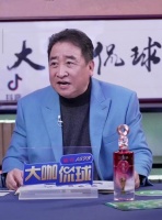 相声艺术家姜昆直播侃球，72岁精神矍铄，与徒弟和韩乔生同框