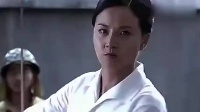 女特务手持砍刀，女子就用一根长竹棍，轻松的将女特务制服