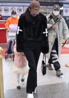 颖儿母女现身机场，小月亮躲妈妈身后捉迷藏，露出大眼睛像爸爸
