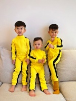 胡杏儿与老公晒出三个儿子cos李小龙照片