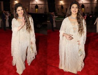 40岁印度女星朴雅卡闪耀沙特，薄纱长袍遮住丰腴身躯，黑胖也很美