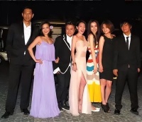 汪小菲大S婚礼太搞笑：张兰打架子鼓 刘谦欲表演魔术被拉进泳池