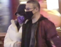 章子怡汪峰同框撒糖！两人街头牵手依偎好甜，夫妻俩相处宛如热恋