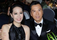 甄子丹出席妻子家庭聚会！59岁活力满满，大其6岁岳母打扮时尚