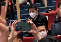 刘德华到女儿学校看演出，见到老师主动打招呼，弯腰低头十分谦逊