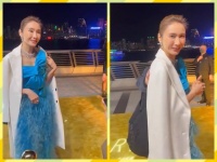 51岁黎姿接受采访，穿一袭蓝色长裙出镜，身材消瘦真实颜值曝光