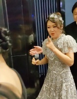 古装皇后梁小冰发福变肥婆，身形虎背熊腰显油腻，五官扭曲认不出