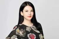 李湘母女伦敦购物被拍，王诗龄甩脸不耐烦引热议，引起网友热议